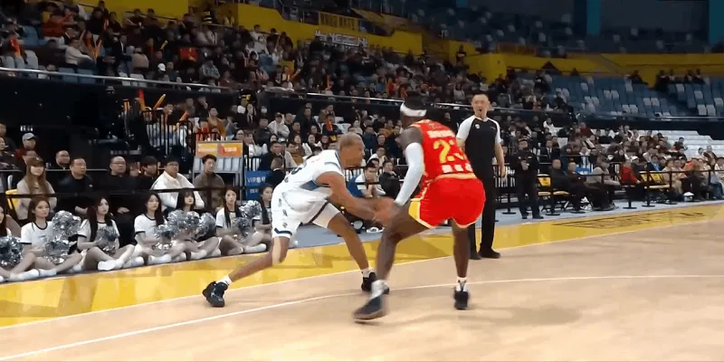 开云体育app官网-贝兹利持球突破接转身上篮打成二加一，宁波队追至4分分差